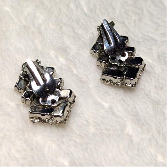 Vintage 60's Clear Rhinestone & Silvertone Clip-On Earrings - Picture 8 of 9